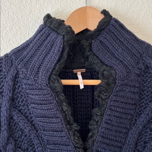 Free People Women's Navy and Black Knit Cardigan Size Medium - Picture 6 of 9